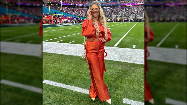 Le costume en satin rouge de Brittany Mahomes