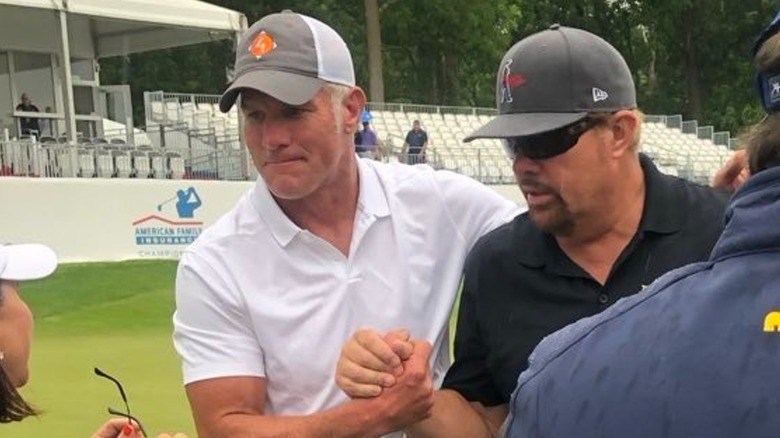 Brett Favre et Toby Keith se serrant la main