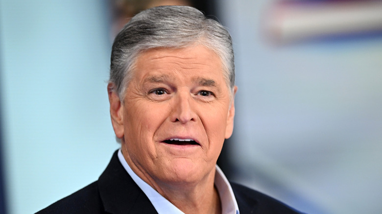 Sean Hannity cheveux gris souriant