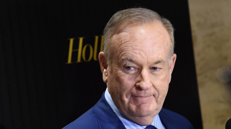 Bill O'Reilly en costume bleu souriant