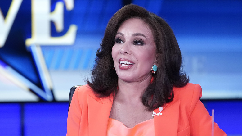 Jeanine Pirro veste orange souriante