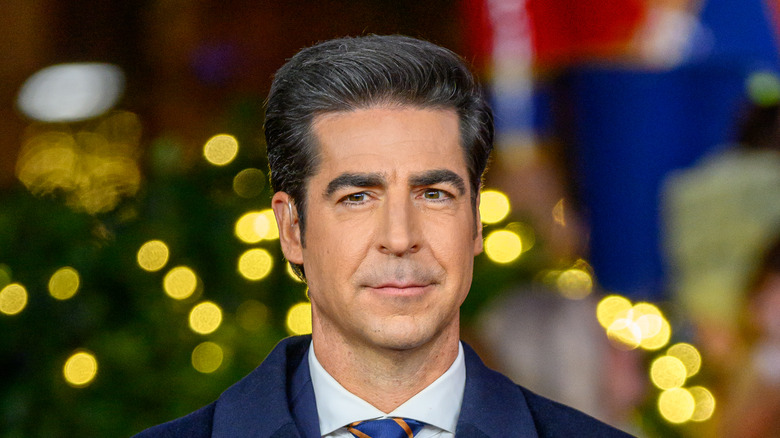 Jesse Watters en costume bleu fronçant les sourcils