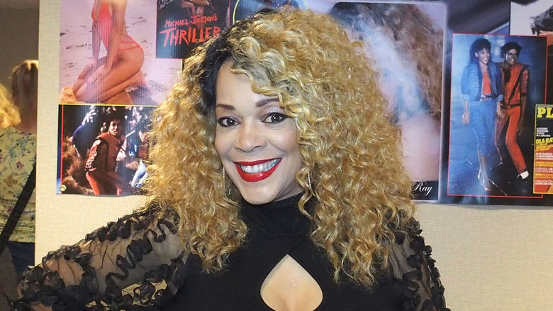 Ola Ray avec des boucles blondes