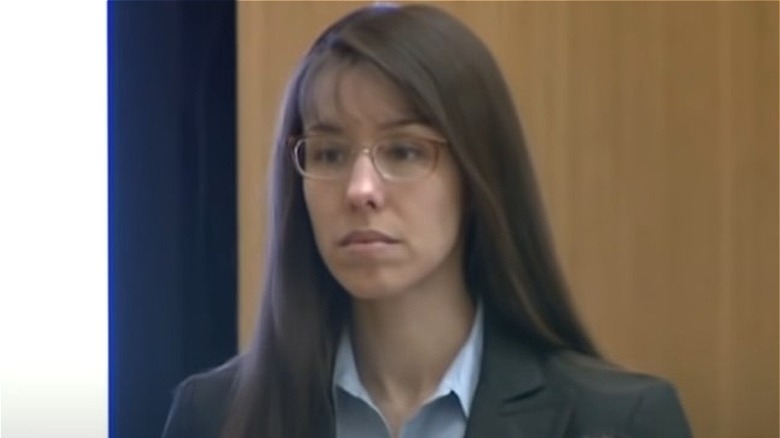 Jodi Arias debout devant le tribunal