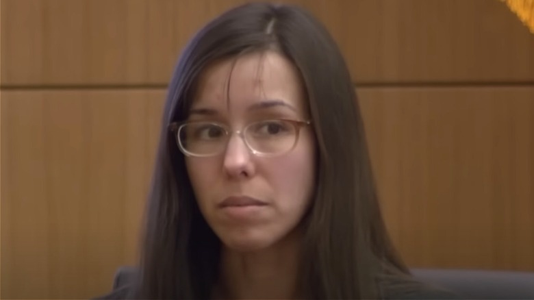 Jodi Arias fronçant les sourcils devant le tribunal