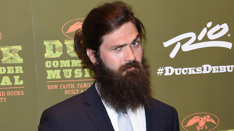 Jep Robertson en costume sur le tapis rouge