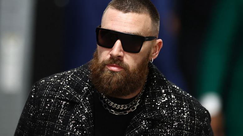 Travis Kelce - Veste scintillante avec lunettes de soleil