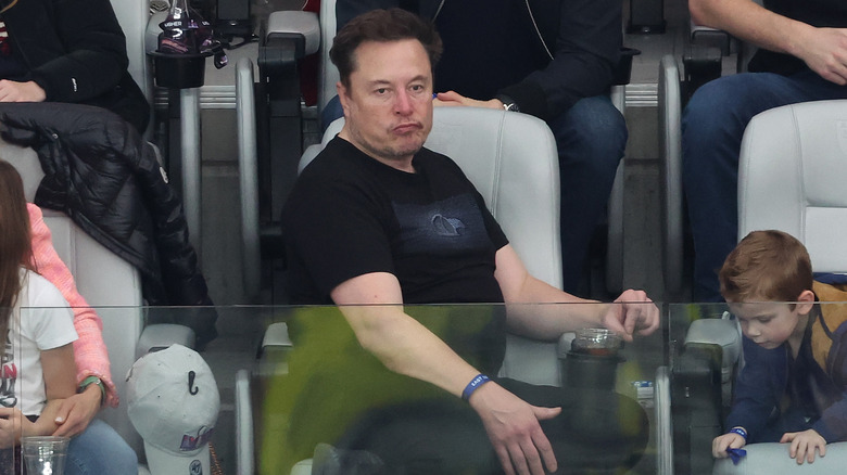 T-shirt noir boudeur d'Elon Musk