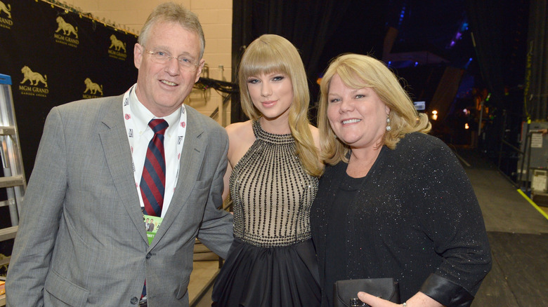 Scott, Taylor et Andrea Swift sourient ensemble dans les coulisses