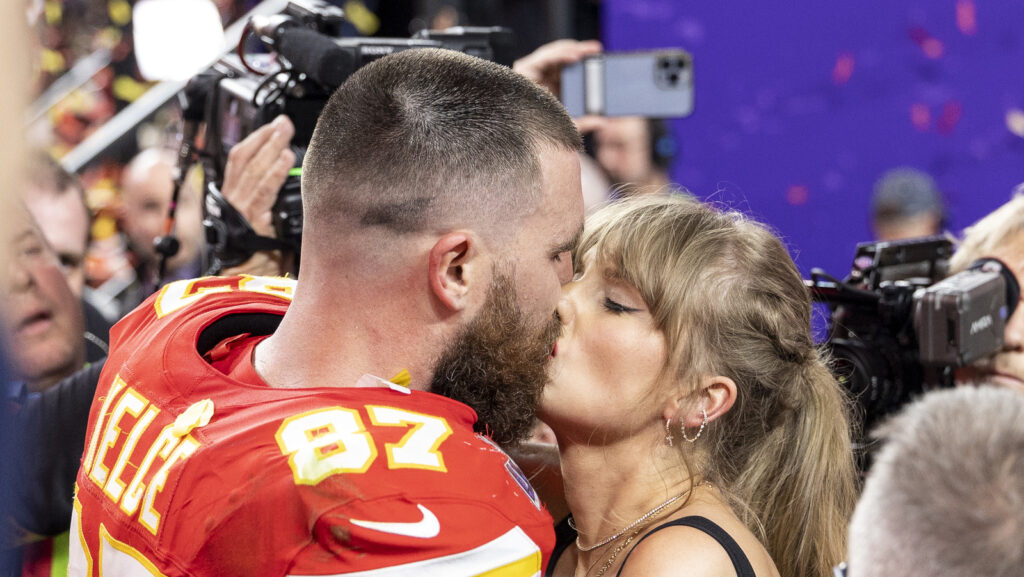 Un expert en langage corporel nous dit que le baiser de Travis et Taylor au Super Bowl 2024 est leur plus puissant à ce jour