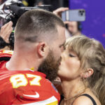 Un expert en langage corporel nous dit que le baiser de Travis et Taylor au Super Bowl 2024 est leur plus puissant à ce jour