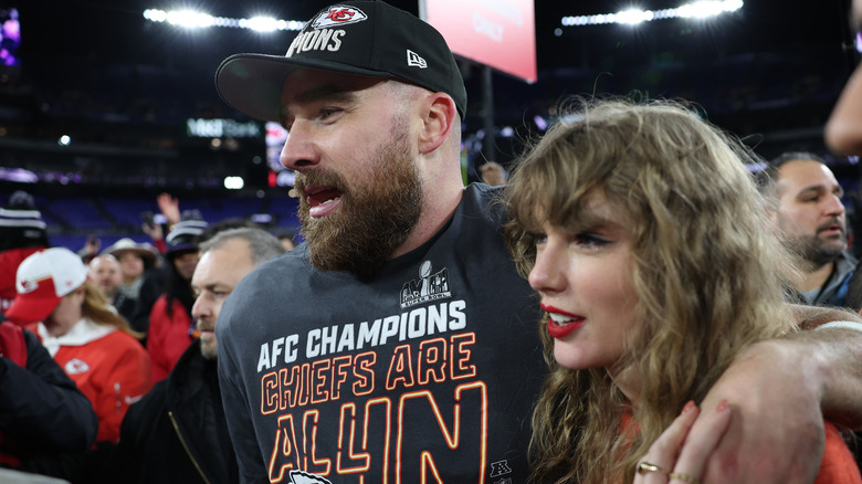 Travis Kelce et Taylor Swift, posant ensemble