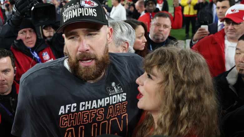 Travis Kelce et Taylor Swift souriants 