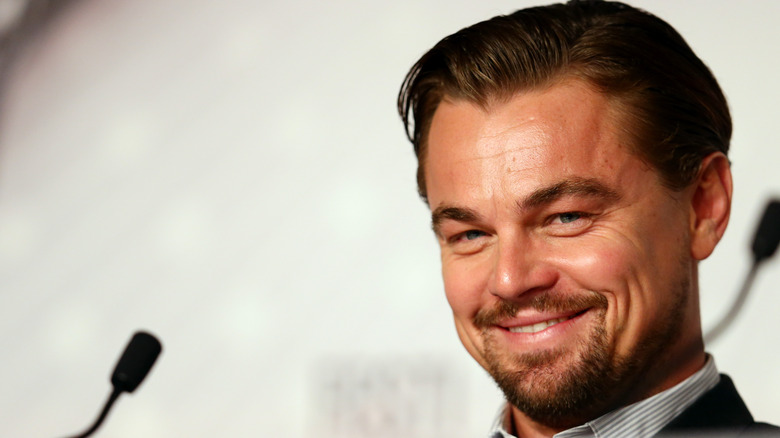 Leonardo DiCaprio a les cheveux lissés en arrière