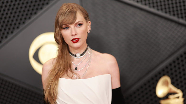 Taylor Swift regarde de travers le tapis rouge des Grammys