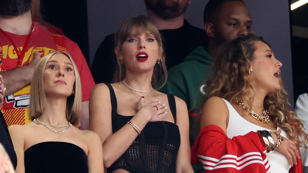 Taylor Swift a fait huer la foule du Super Bowl 2024 avec ce mouvement assoiffé