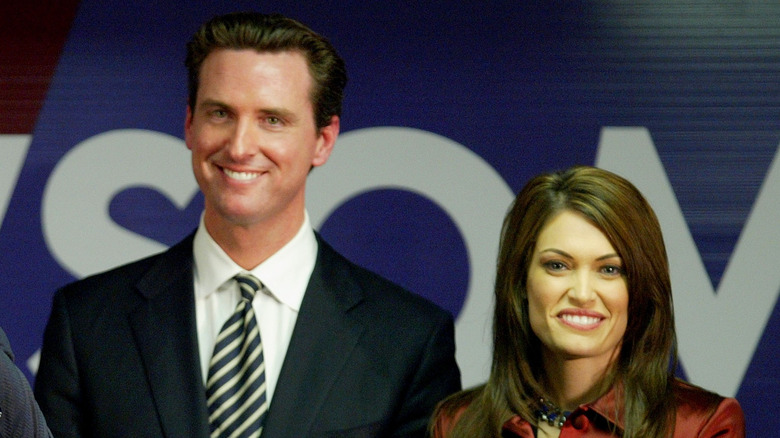 Gavin Newsom et Kimberly Guilfoyle souriants