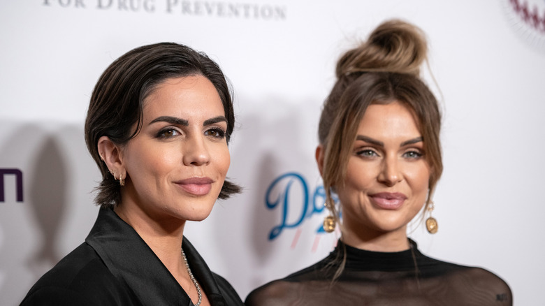 Katie Malone et LaLa Kent sourient lors d'un événement sur le tapis rouge