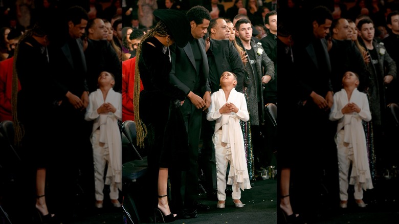 Blue Ivy regarde Jay-Z