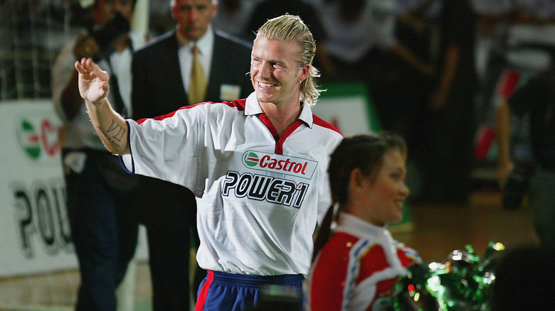 David Beckham saluant sur le terrain du Real Madrid