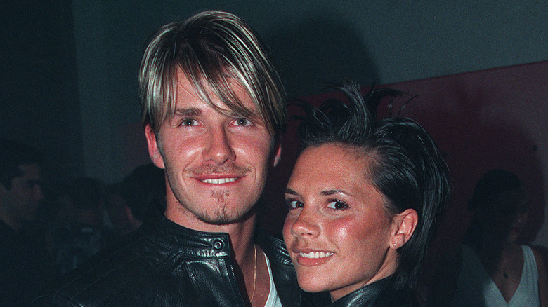 David et Victoria Beckham souriants en 1999