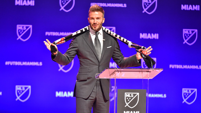 David Beckham debout sur un podium
