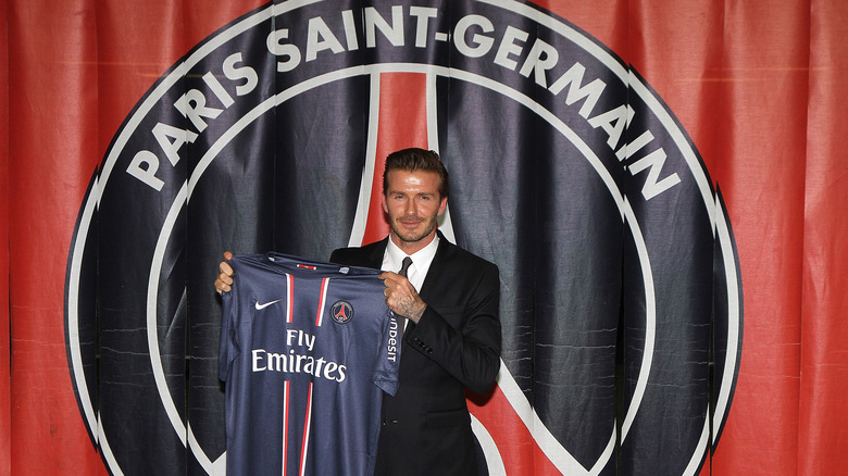 David Beckham tenant un maillot du Paris Saint-Germain