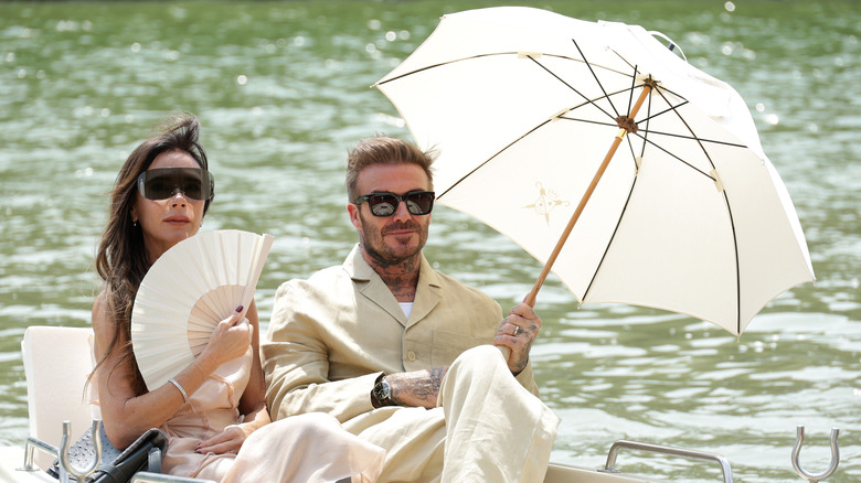 Victoria et David Beckham assis dans un bateau