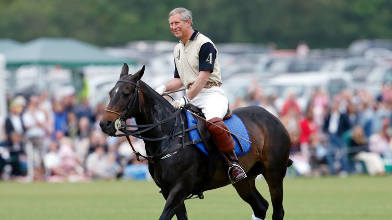 Le prince Charles joue au polo à cheval