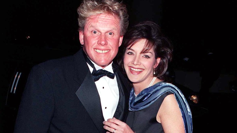 Gary Busey et Tiani Warden souriants en tenue de soirée