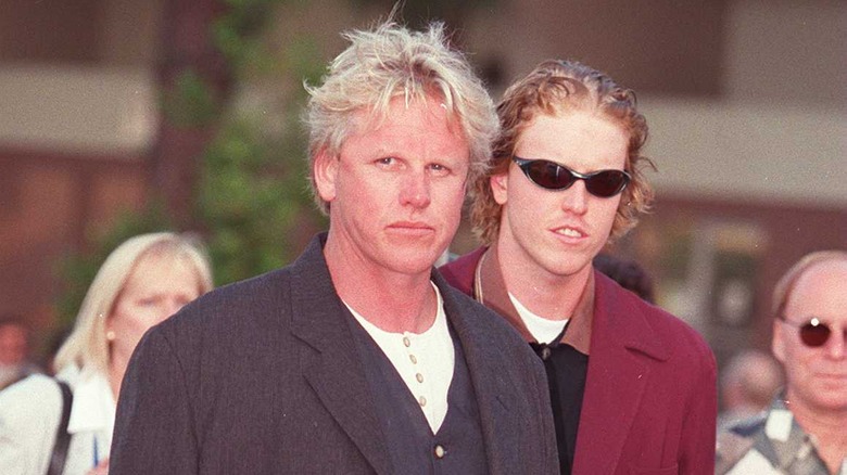 Gary Busey marchant avec Jake Busey