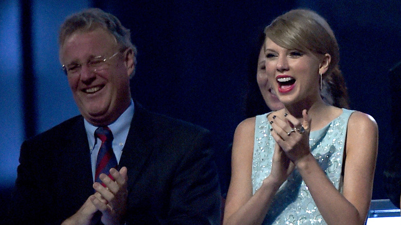 Scott et Taylor Swift applaudissent et sourient