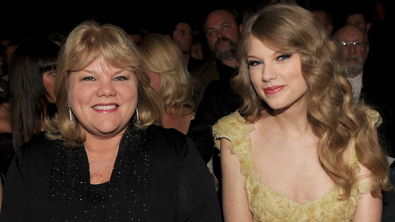 Taylor et Andrea Swift souriantes