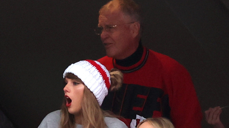 Scott et Taylor Swift regardent un match de football