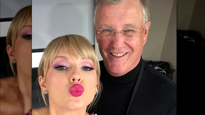 Taylor et Scott Swift posent ensemble