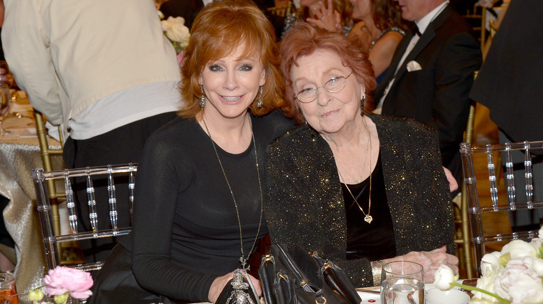 Reba et Jacqueline McEntire souriantes