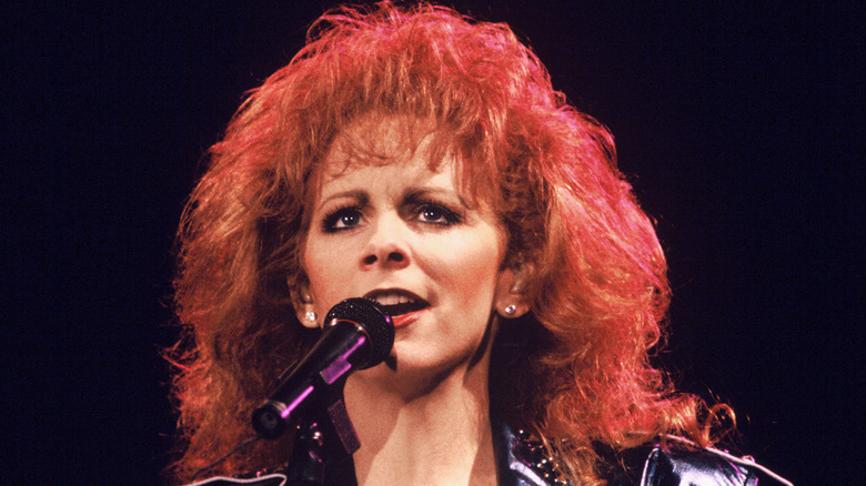 Reba McEntire chante