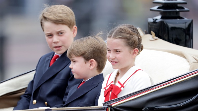 Prince George, la princesse Charlotte et le prince Louis assis