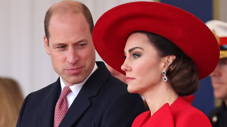 Le prince William regarde Kate Middleton