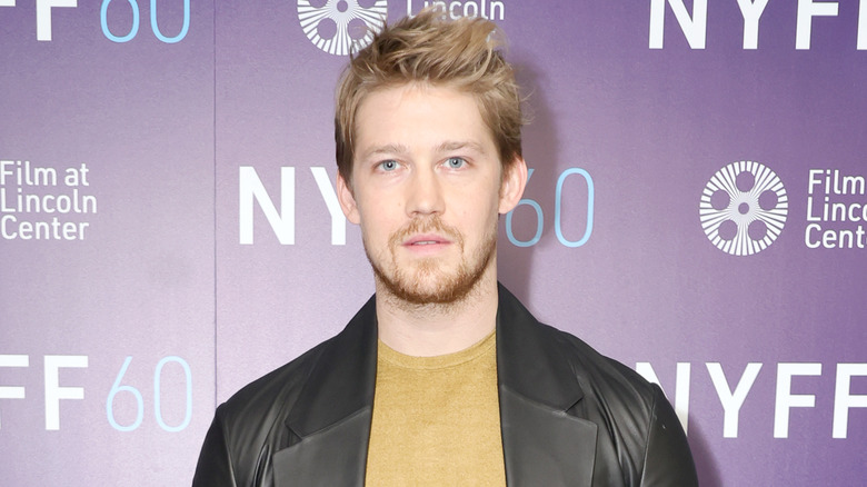 Joe Alwyn sur le tapis rouge 