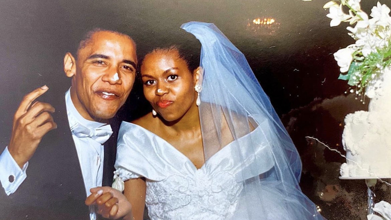 Les Obama mangent un gâteau de mariage