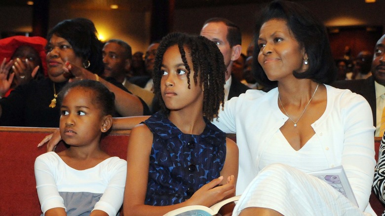 Michelle Obama et ses filles écoutent