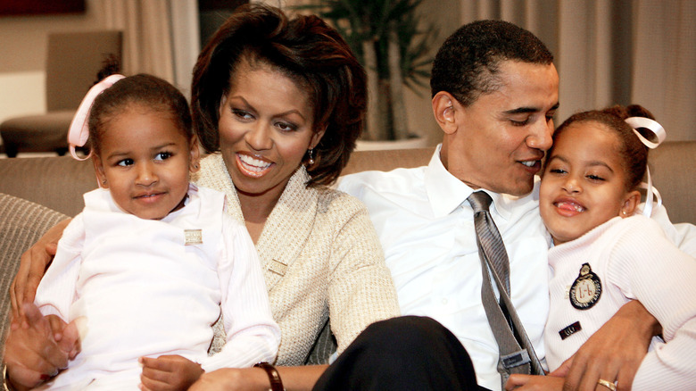 La famille Obama assise