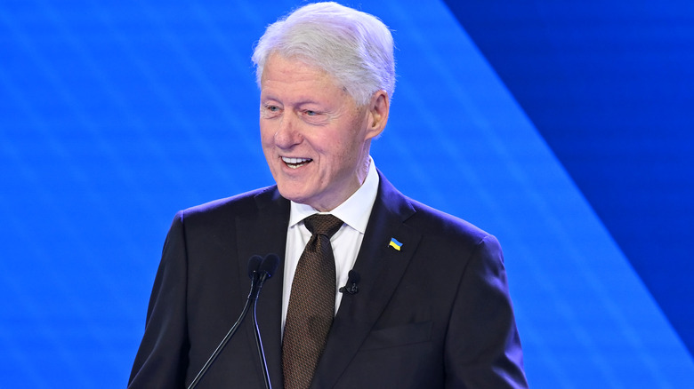 Bill Clinton s'exprimant sur le podium