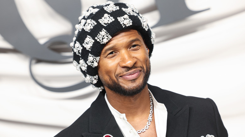 Usher dans un bonnet incrusté de perles