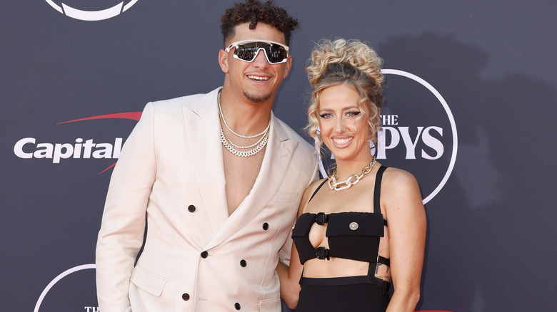 Patrick et Brittany Mahomes posant