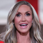 Lara Trump souriant et parlant en gros plan