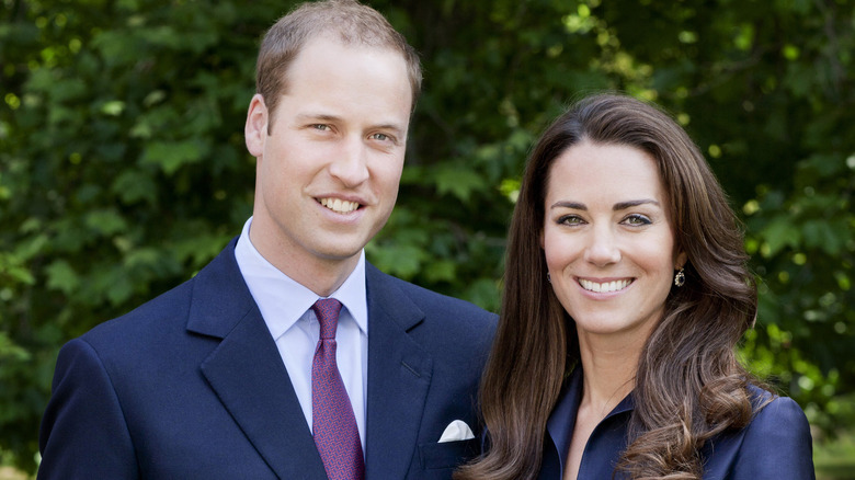 Le prince William et Kate Middleton souriant devant des arbres
