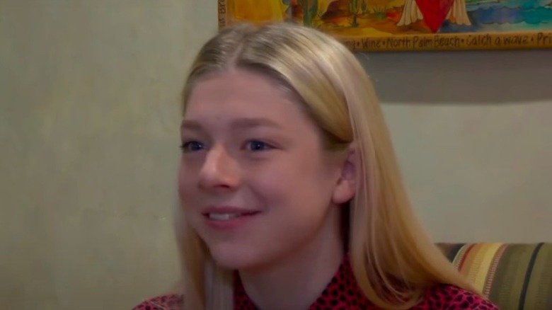 Hunter Schafer interviewé pour un journal télévisé