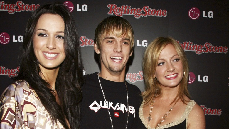 Angel Carter, Aaron Carter et Bobbie Jean Carter souriant lors d'un événement sur le tapis rouge